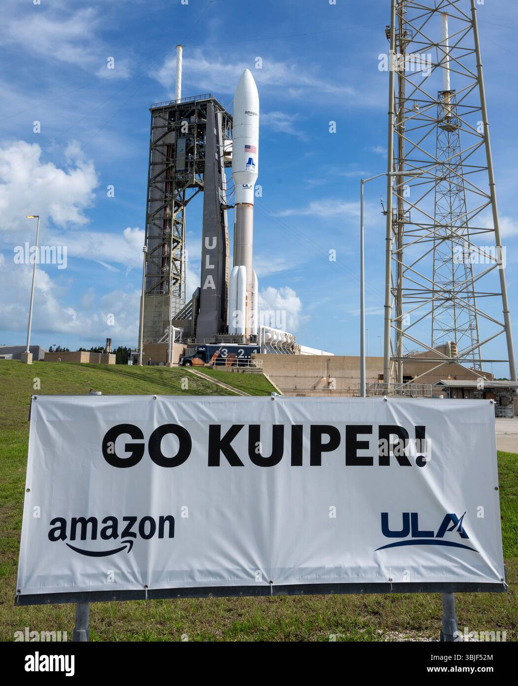 Cap Canaveral, États-Unis. 15 juin 2025. La fusée Atlas V de United Launch Alliance se trouve sur le complexe de lancement spatial 41 à la Station spatiale de Cape Canaveral, Cape Canaveral, Floride, le dimanche 15 juin 2025. Le lancement de l'ULA est prévu pour le 16 juin et livrera le deuxième lot de satellites du projet Kuiper dans l'espace pour Amazon. Le projet Kuiper est le réseau à large bande par satellite en orbite basse d'Amazon pour le service Internet dans le monde entier. Photo de Pat Benic/UPI crédit : UPI/Alamy Live News Banque D'Images