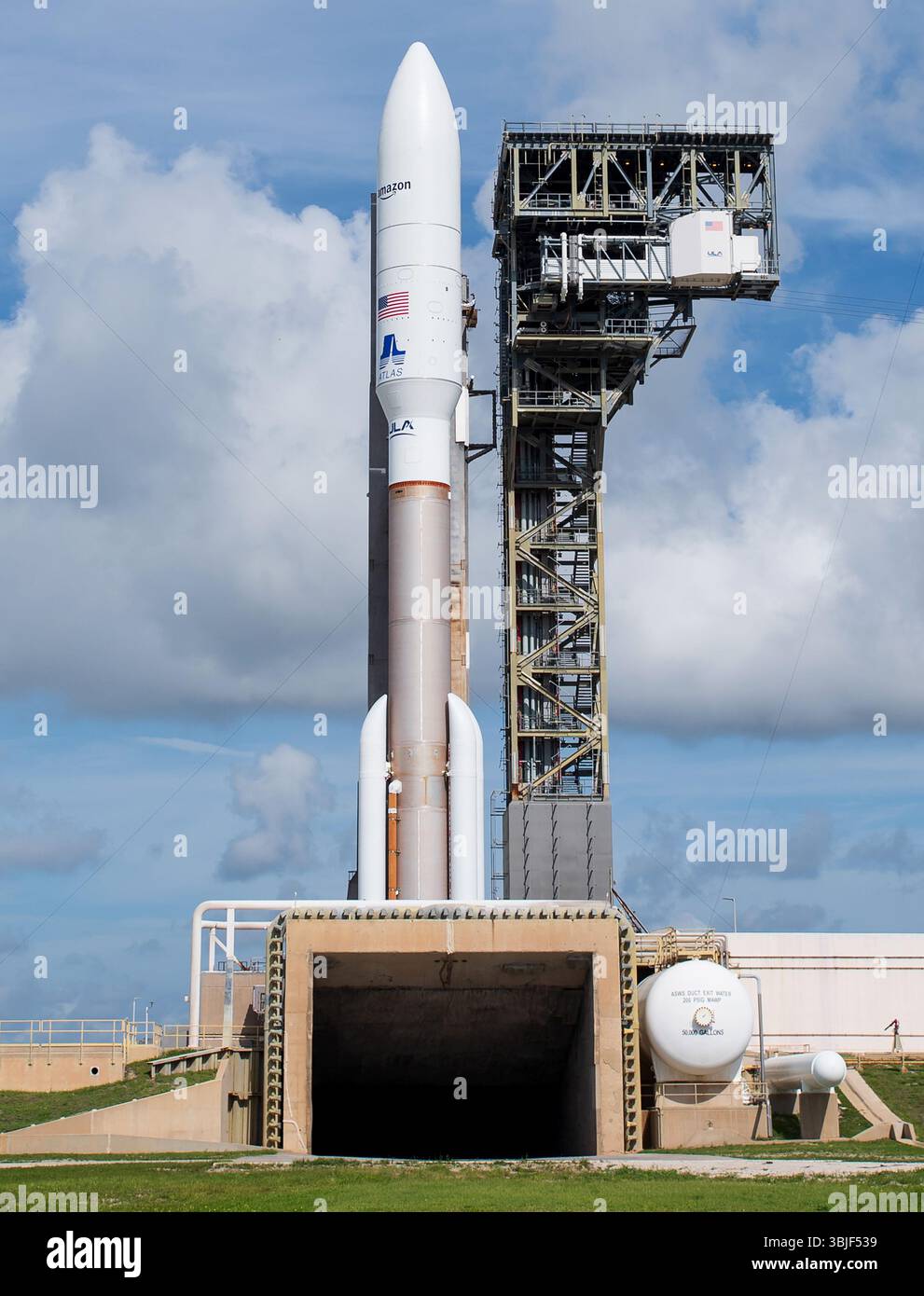 Cap Canaveral, États-Unis. 15 juin 2025. La fusée Atlas V de United Launch Alliance se trouve sur le complexe de lancement spatial 41 à la Station spatiale de Cape Canaveral, Cape Canaveral, Floride, le dimanche 15 juin 2025. Le lancement de l'ULA est prévu pour le 16 juin et livrera le deuxième lot de satellites du projet Kuiper dans l'espace pour Amazon. Le projet Kuiper est le réseau à large bande par satellite en orbite basse d'Amazon pour le service Internet dans le monde entier. Photo de Kate Benic/UPI crédit : UPI/Alamy Live News Banque D'Images