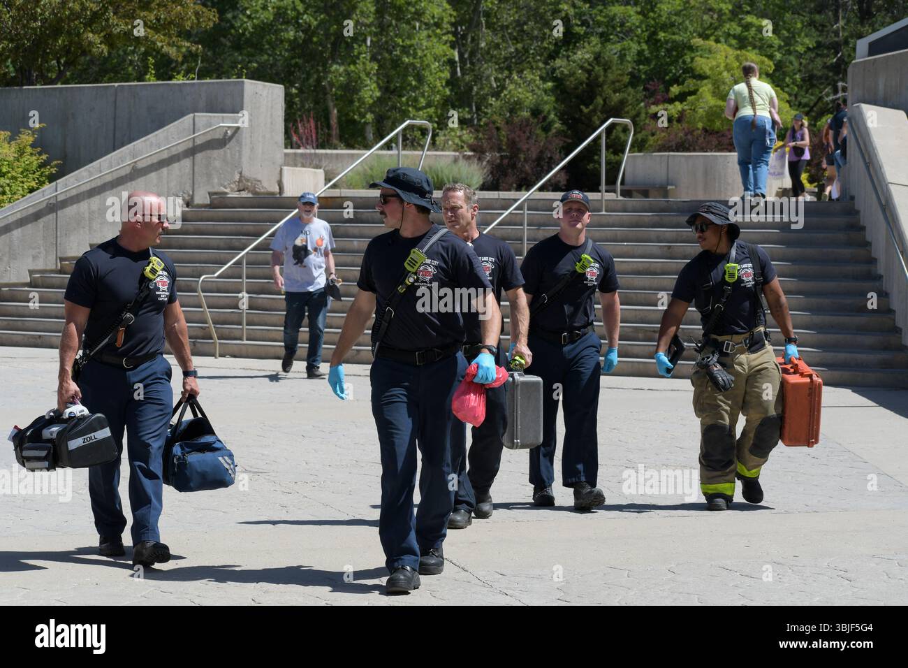Salt Lake City, Utah – 14 juin 2025 : le service des incendies de Salt Lake City arrive à l’Université de l’Utah lors de la manifestation « No Kings » pour obtenir son soutien. Banque D'Images
