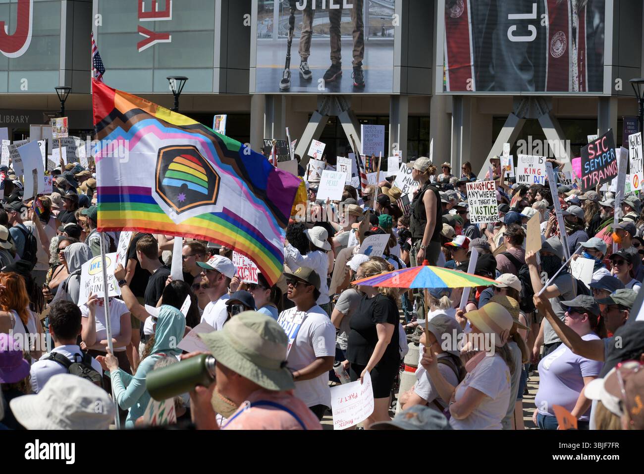 Salt Lake City, Utah – 14 juin 2025 : des manifestants se rassemblent au Marriott Library Plaza de l'Université de l'Utah, lors de la manifestation « No Kings » pour la démocratie. Banque D'Images