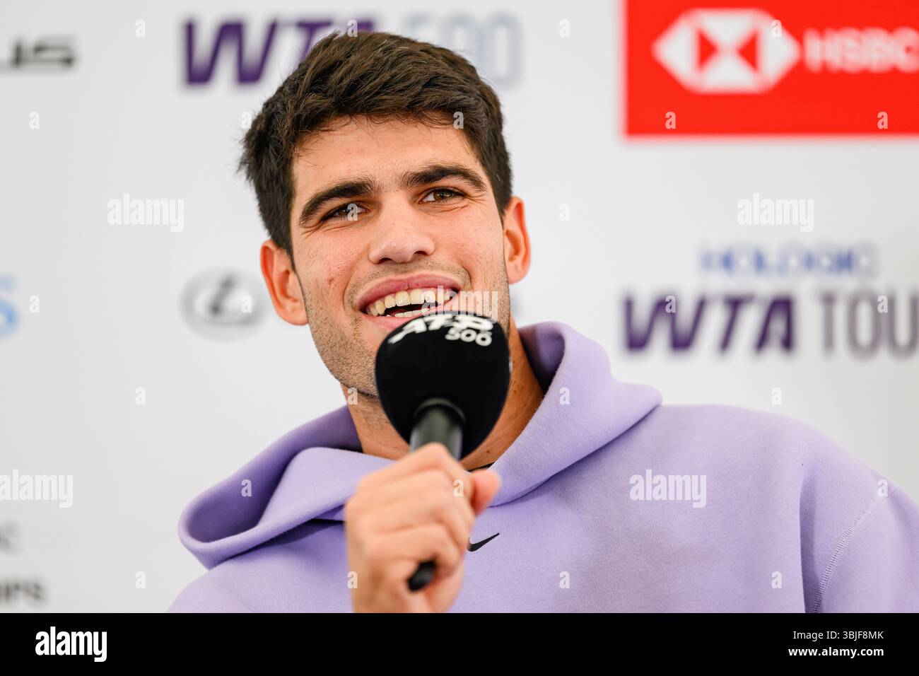 LONDRES, ROYAUME-UNI 15 juin : Espagne Carlos Alcaraz a été interviewé avant l'ATP 500 des championnats HSBC 2025 au Queen's Club le dimanche 15 juin 2025 à LONDRES, au ROYAUME-UNI. Crédit : Taka Wu/Alamy Live News Banque D'Images