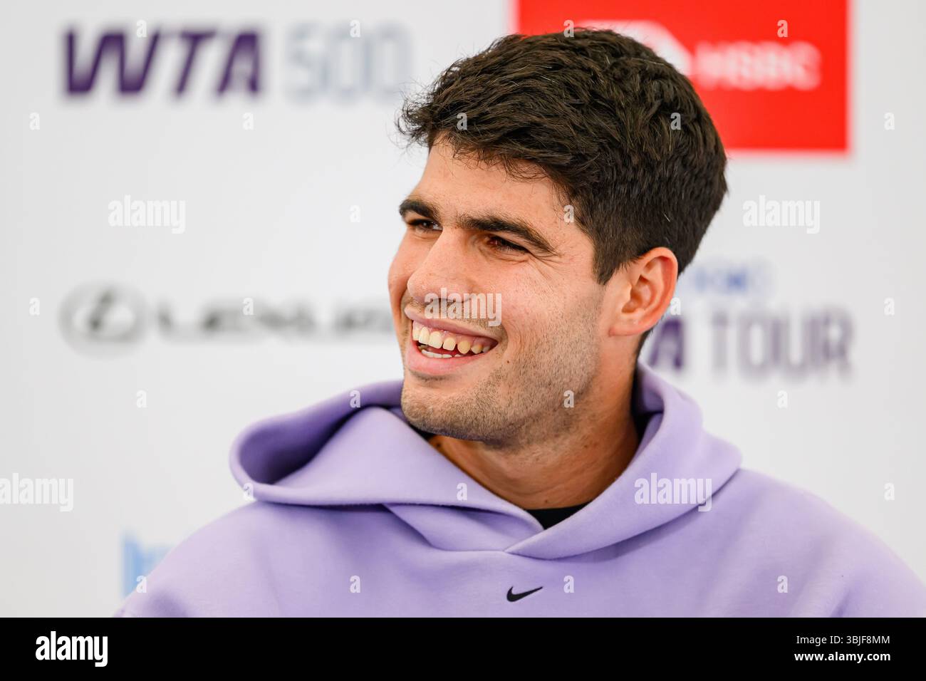 LONDRES, ROYAUME-UNI 15 juin : Espagne Carlos Alcaraz a été interviewé avant l'ATP 500 des championnats HSBC 2025 au Queen's Club le dimanche 15 juin 2025 à LONDRES, au ROYAUME-UNI. Crédit : Taka Wu/Alamy Live News Banque D'Images