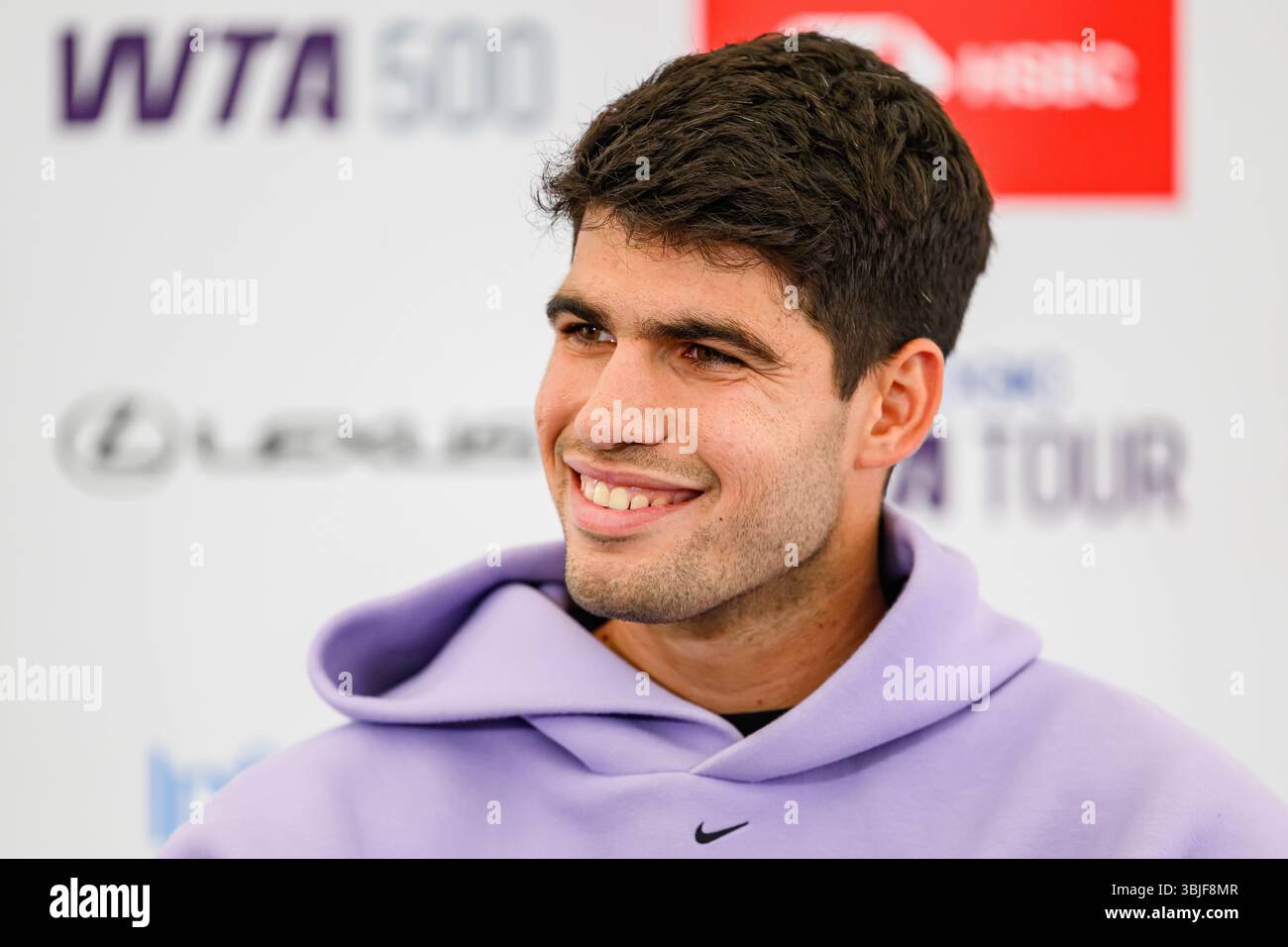 LONDRES, ROYAUME-UNI 15 juin : Espagne Carlos Alcaraz a été interviewé avant l'ATP 500 des championnats HSBC 2025 au Queen's Club le dimanche 15 juin 2025 à LONDRES, au ROYAUME-UNI. Crédit : Taka Wu/Alamy Live News Banque D'Images
