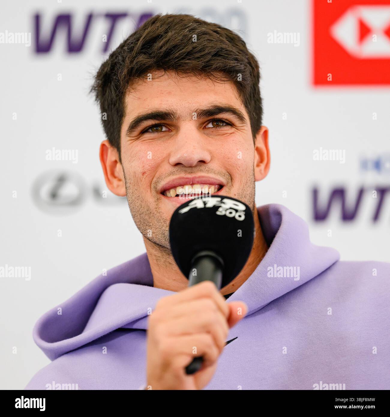 LONDRES, ROYAUME-UNI 15 juin : Espagne Carlos Alcaraz a été interviewé avant l'ATP 500 des championnats HSBC 2025 au Queen's Club le dimanche 15 juin 2025 à LONDRES, au ROYAUME-UNI. Crédit : Taka Wu/Alamy Live News Banque D'Images