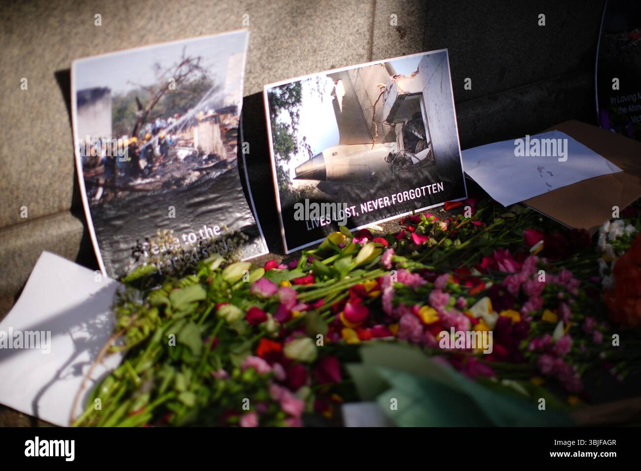 Fleurs et messages à l'extérieur du haut-commissariat de l'Inde, India House à Londres, pour honorer les victimes de l'accident d'Air India. Le Boeing 787 Dreamliner, à destination de Londres, a frappé une université de médecine à Ahmedabad alors qu'il s'écrasait dans une boule de feu jeudi, tuant 241 personnes à bord. Date de la photo : dimanche 15 juin 2025. Banque D'Images