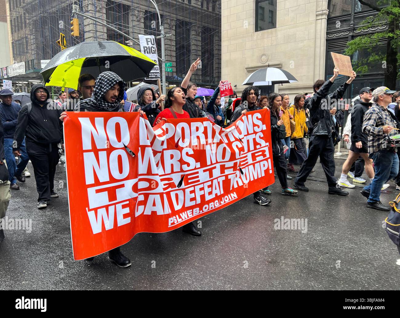 Les manifestants défilent sur la Cinquième Avenue à New York pour le rassemblement 'No Kings' le 14 juin 2025. Des manifestations ont eu lieu à travers le pays en opposition à l'administration du président Donald Trump et aux raids SUR LA GLACE. Banque D'Images