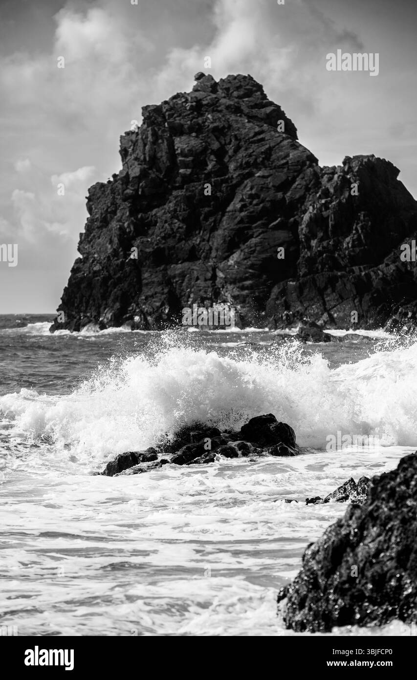 Vagues approchant de Kynance Cove à Cornwall, Angleterre, Royaume-Uni Banque D'Images