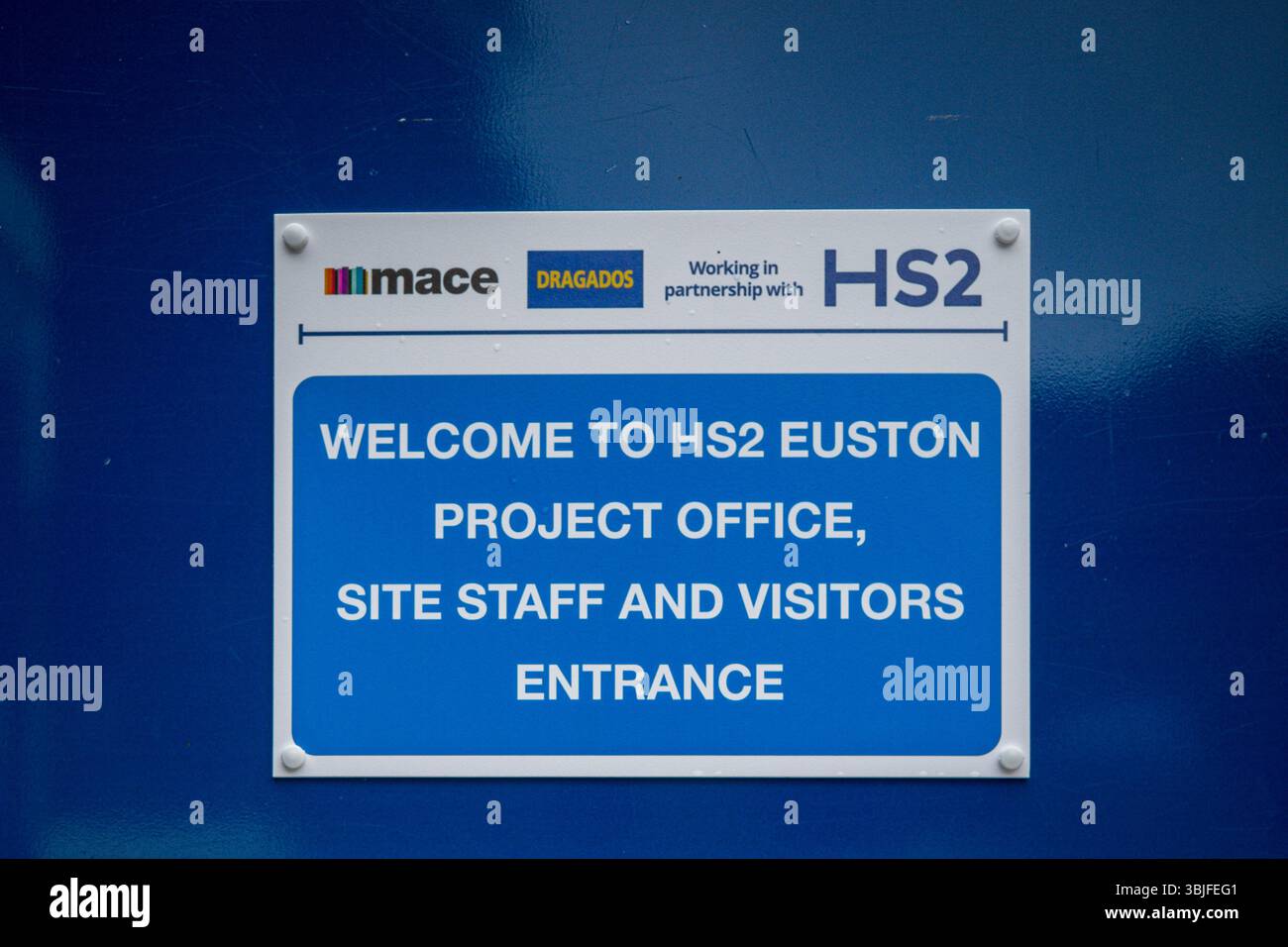 HS2 Euston Project Office. Panneaux de signalisation et panneaux de signalisation du chantier à la gare Euston de Londres. HS2 Sign. HS2 signalétique. HS2 Euston Station. Banque D'Images