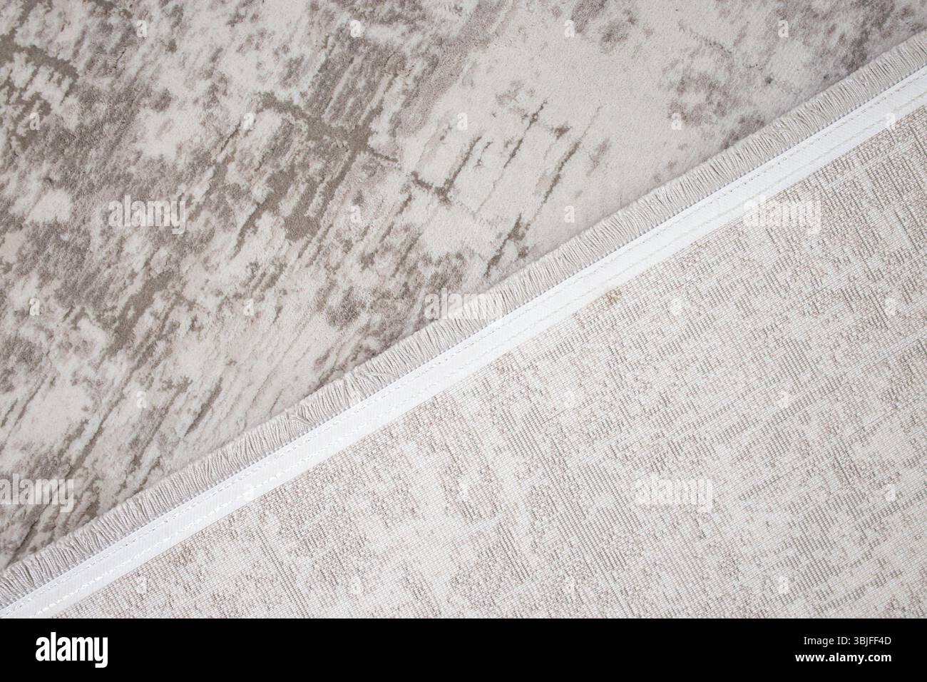 Tapis gris en fibre synthétique avant et arrière se chevauchant, toile de fond abstraite Banque D'Images