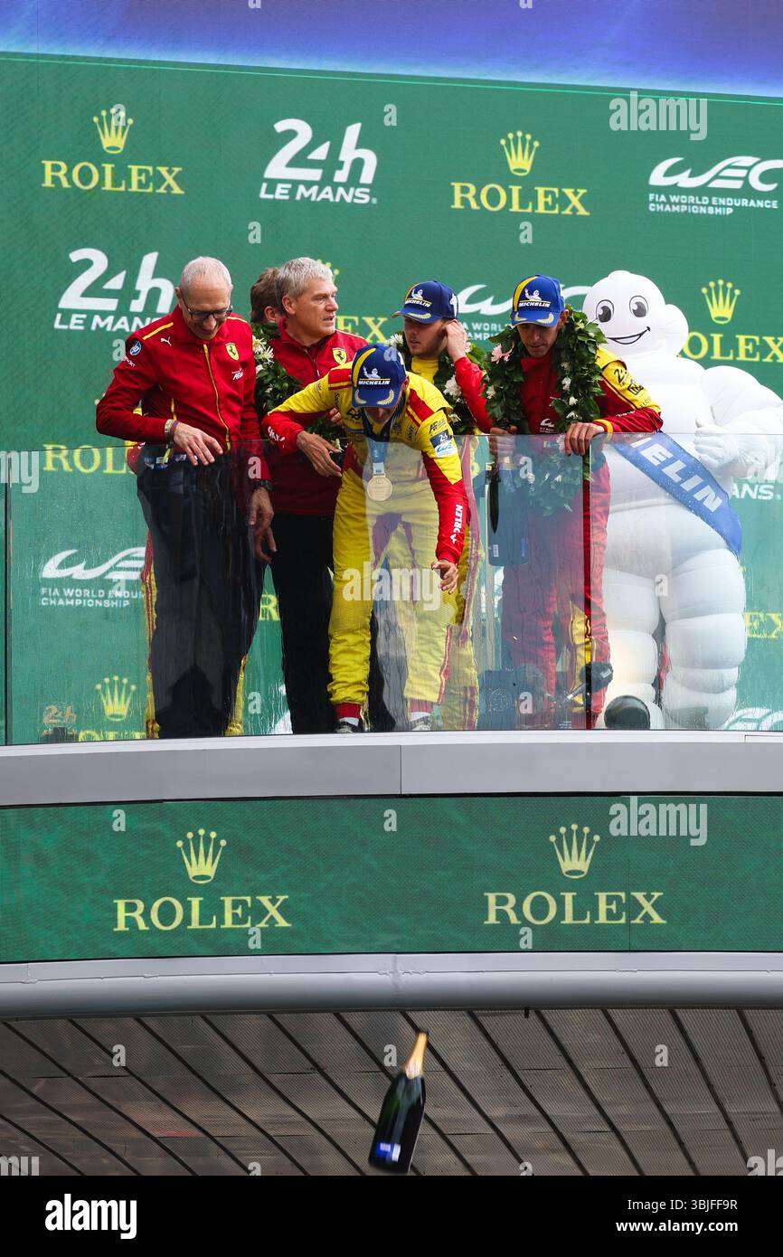 Le Mans, France. 15 juin 2025, le Mans, pays de la Loire, France : ROBERT KUBICA #83 verse du champagne à son équipage sur la marche inférieure du podium lors d'une célébration traditionnelle lors du Championnat du monde FIA d'Endurance, WEC 24 heures du Mans 2025 au circuit de la Sarthe au Mans, France le 15 juin 2025. (Crédit image : © Wan Mikhail Roslan/ZUMA Press Wire) USAGE ÉDITORIAL SEULEMENT ! Non destiné à UN USAGE commercial ! Crédit : ZUMA Press, Inc/Alamy Live News Banque D'Images