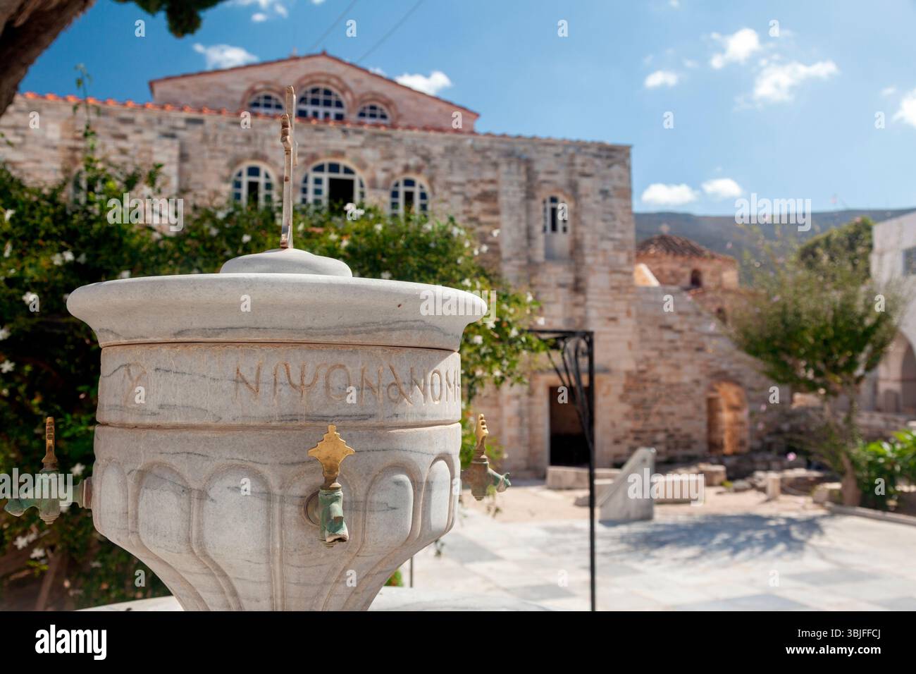 Fontaine en marbre avec écriture grecque, dans la cour avant du monastère byzantin de Panagia Katapoliani (Vierge Marie) dans la ville de Parikia, île de Paros. Banque D'Images