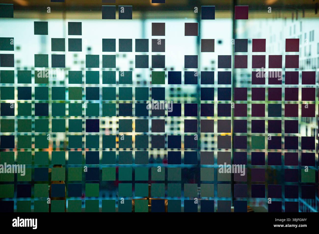 Mosaïque de petits carrés vert-jaune sur verre, gros plan. Carrés numériques de style matriciel. Banque D'Images