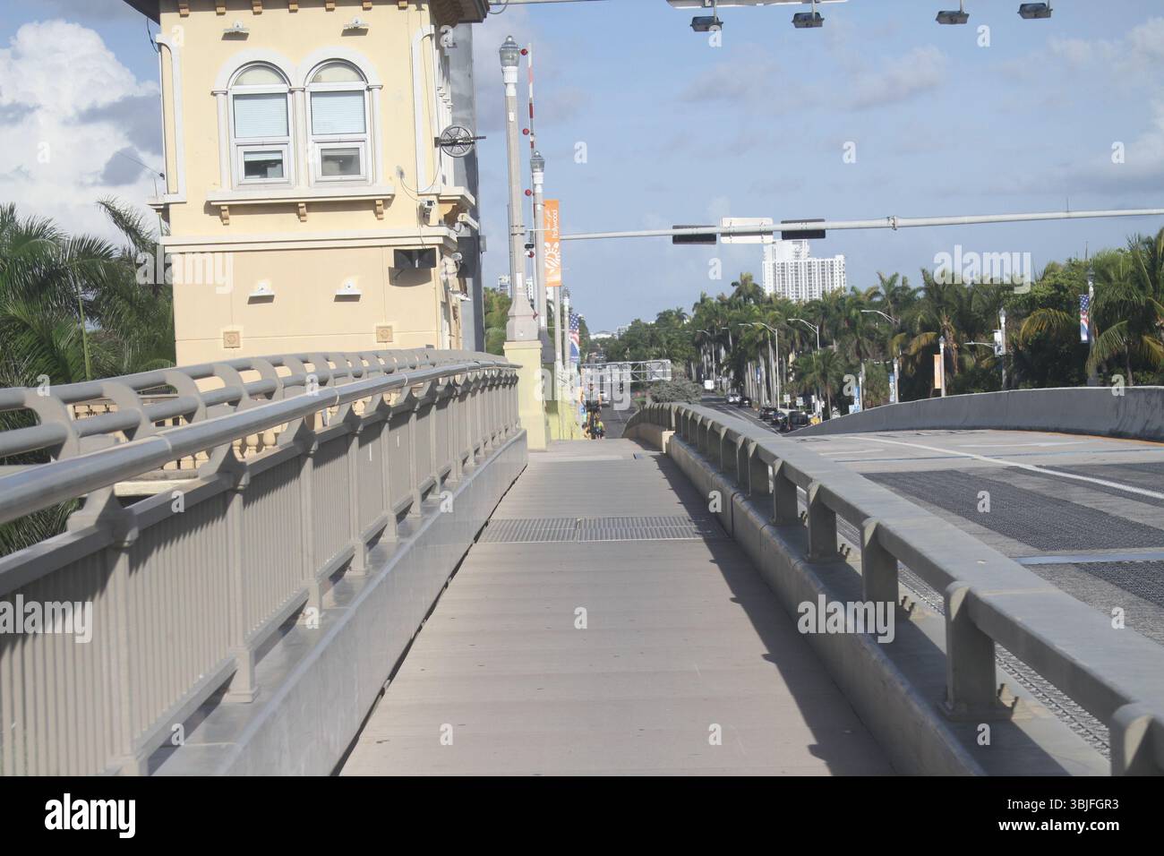 15 juin 2025, Miami, Floride : (nouvelle) voie navigable intracoastale-miami. 15 juin 2025, miami, floride, états-unis : intracoastal Waterway (ICW), un réseau de voies navigables naturelles et artificielles qui longe les côtes de l'atlantique et du golfe des états-unis. L'ICW est une route protégée pour les bateaux, évitant les dangers de la haute mer. Il est situé dans le sud de la floride, près de hollywood, fl. La voie navigable intracoastale dans cette région est un mélange de criques naturelles, de rivières d'eau salée, de baies et de canaux artificiels.Ã‚Â L'ICW dans le sud de la floride est une région populaire pour la navigation de plaisance et la vie au bord de l'eau. La voie navigable est marquée avec navig Banque D'Images