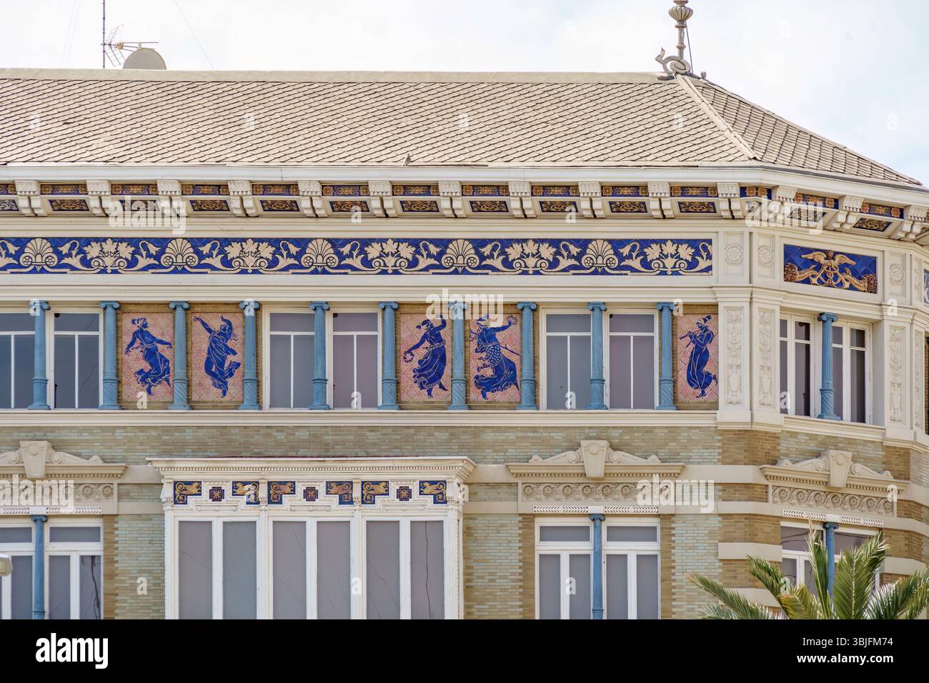 Façade ornée de mosaïque bleue et or sur le bâtiment historique de Valence. Influence Art Déco, détail architectural, motifs décoratifs, européenne Banque D'Images
