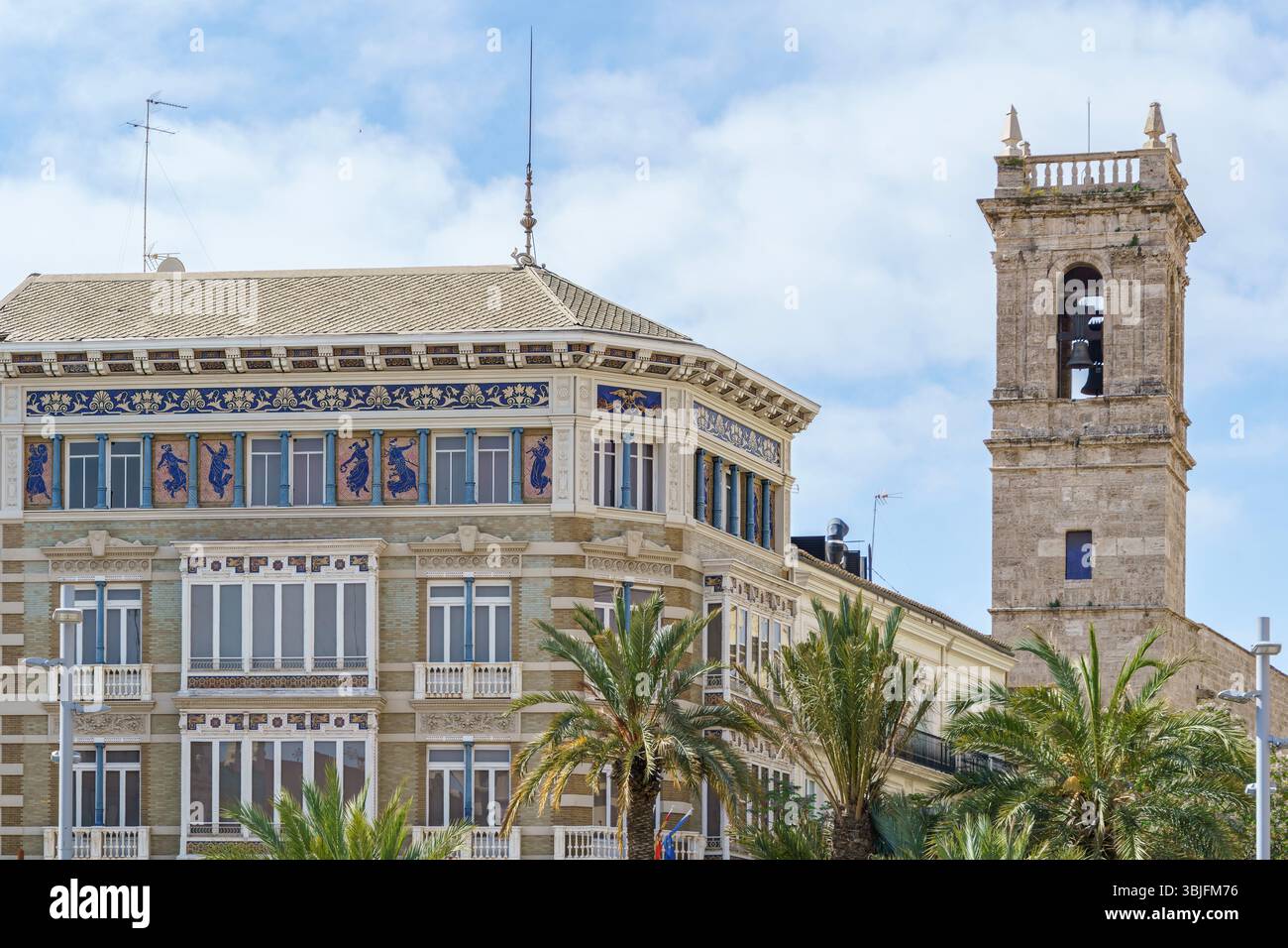 Une façade ornée de mosaïques bleues et dorées complexes orne un bâtiment historique de Valence, mettant en valeur les détails architecturaux avec Art déco Banque D'Images