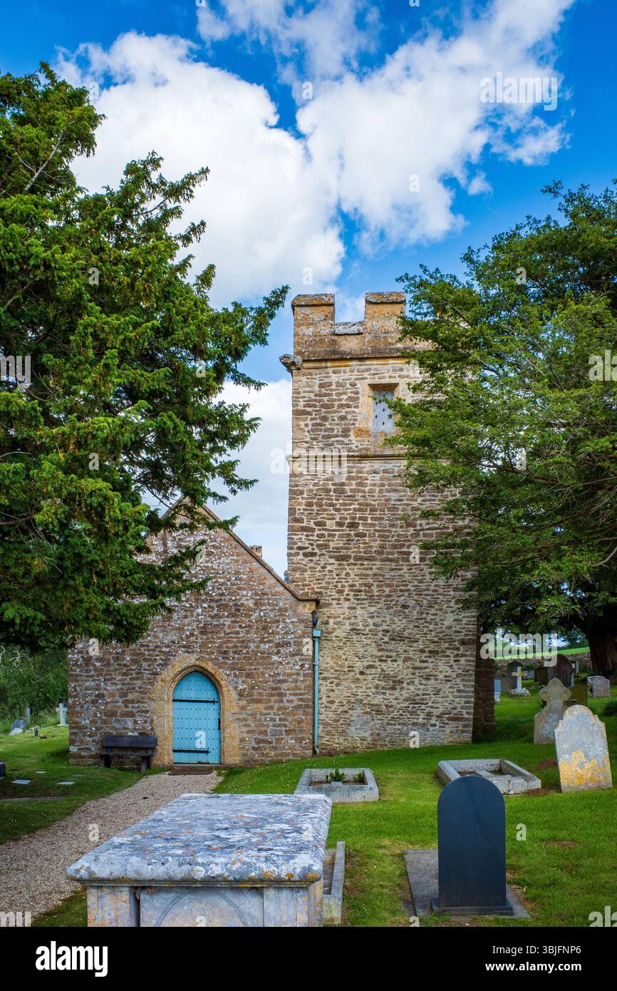 Holy Trinity Bothenhampton : le chef-d'œuvre d'Edward Prior dans l'architecture anglaise. Extérieur de l'église montrant la tour de l'église et la porte principale. Banque D'Images