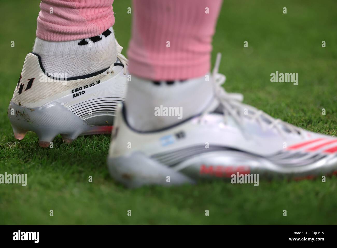 Miami Gardens, États-Unis. 14 juin 2025. Lionel Messi de l'Inter Miami CF chaussures de football personnalisées Adidas portant les noms de sa femme et de son fils lors du match de la Coupe du monde Al Ahly FC vs Inter Miami CF FIFA Club au Hard Rock Stadium, Miami Gardens. Le crédit photo devrait se lire : Jonathan Moscrop/Sportimage crédit : Sportimage Ltd/Alamy Live News Banque D'Images