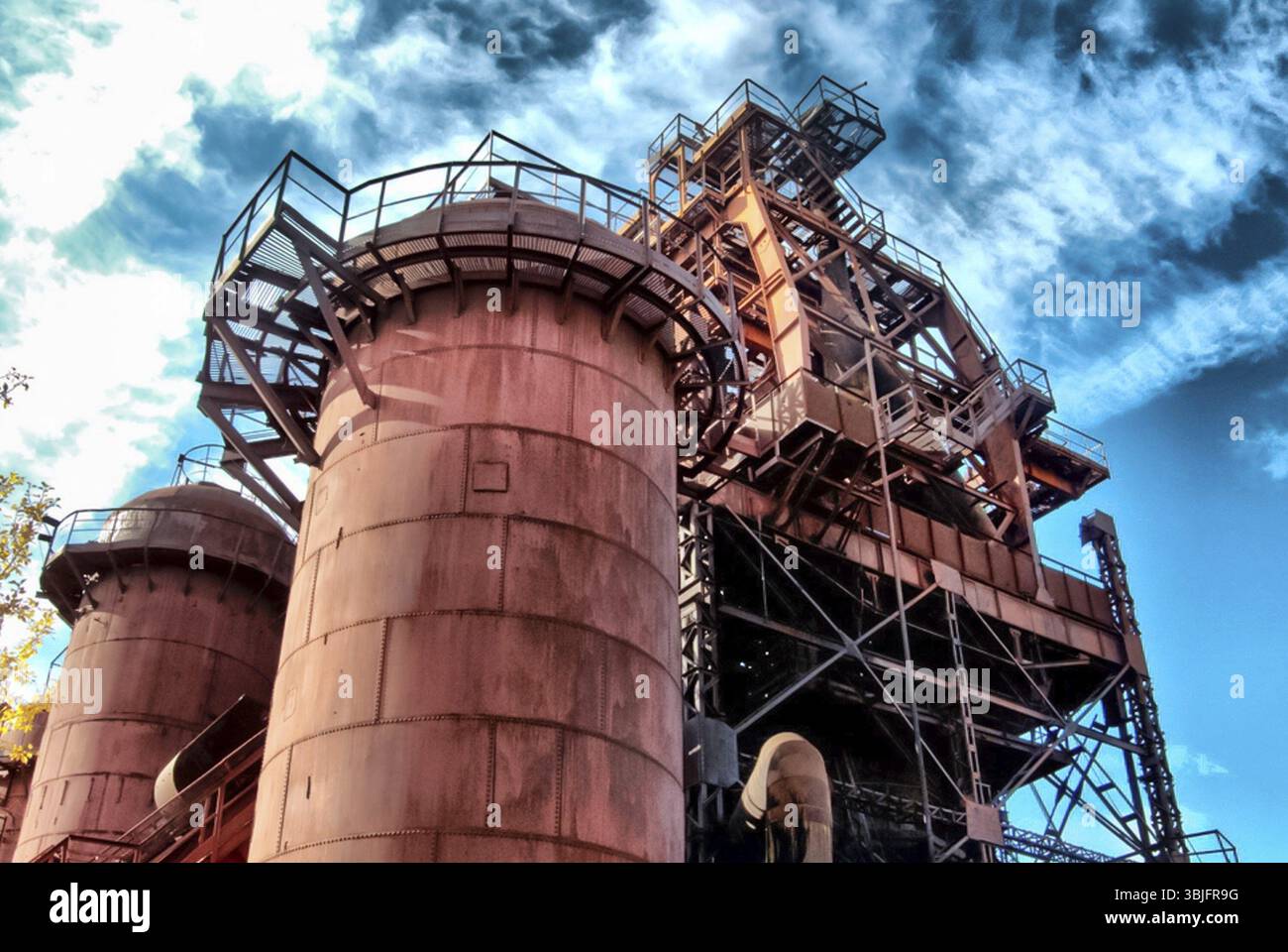 Structures métalliques et tuyaux de l'usine, paysage industriel, industrie mono-industrie Banque D'Images