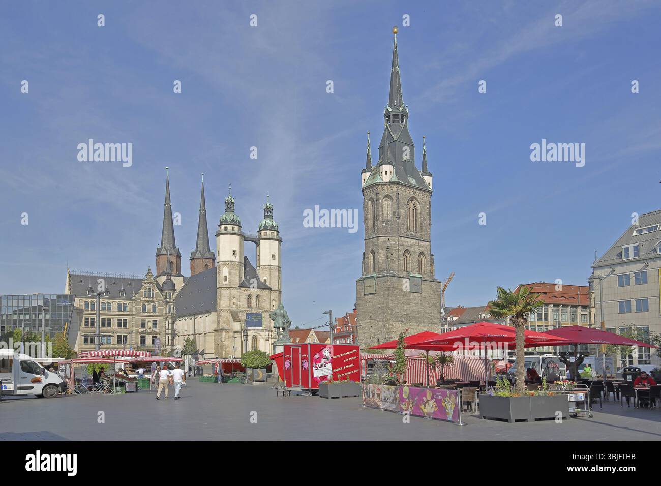 Place du marché avec Tour Rouge et église du marché gothique tardif avec tours jumelles, repère, personnes, piétons, symbole, signe, bannière, dans l'amour, dans, l'amour, ma Banque D'Images