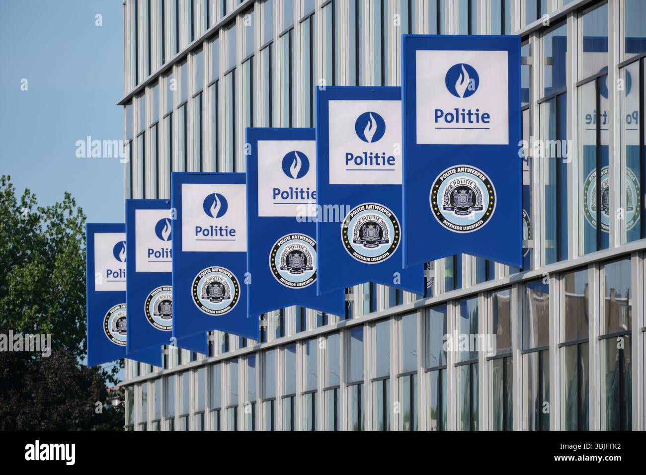 Panneaux devant le commissariat de police de Berchem à Anvers, Flandre, Belgique Banque D'Images