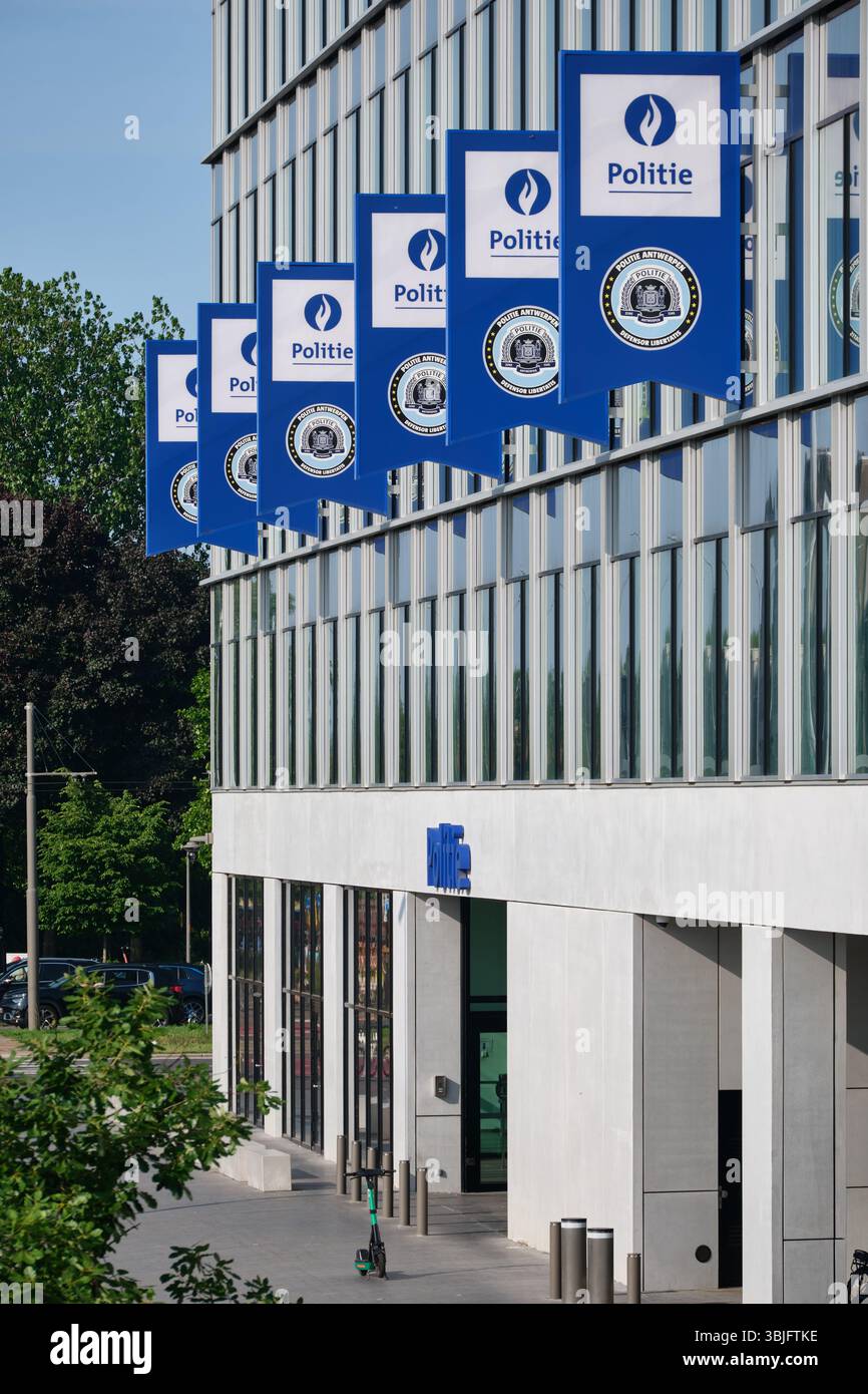 Panneaux devant le commissariat de police de Berchem à Anvers, Flandre, Belgique Banque D'Images