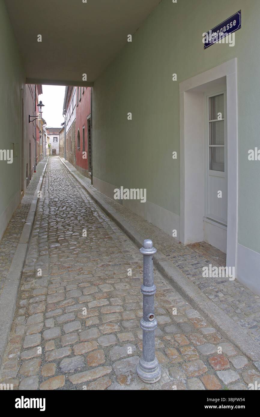 Ruelle étroite avec maisons, passage, métro, longue étroite, ruelle avec pavés et point de fuite, signe de ruelle, nom de ruelle avec inscription Banque D'Images