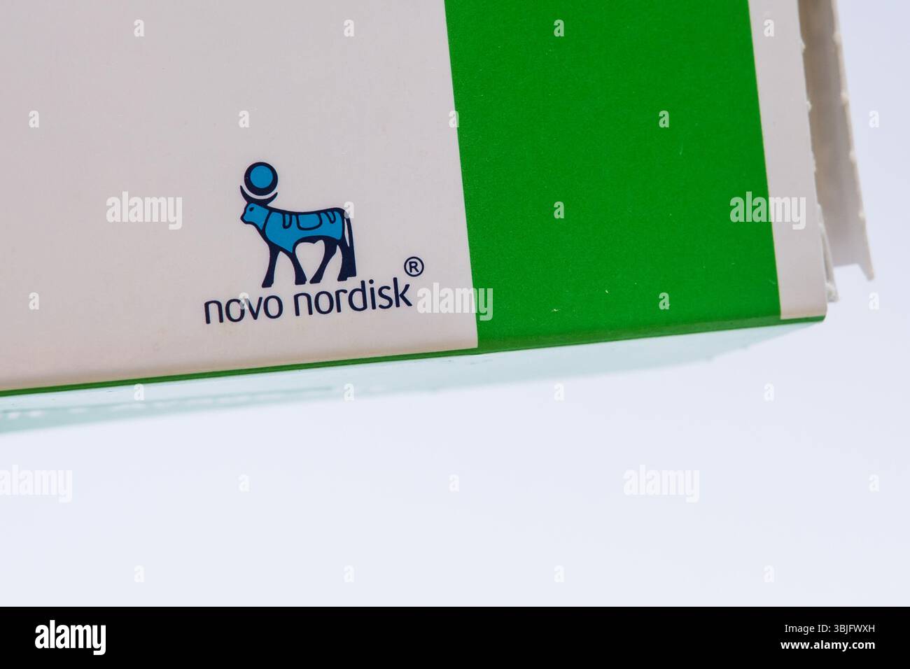 Tallinn, Estonie - 15 juin 2025 : logo de la société Novo Nordisk sur l'emballage de la tablette. Banque D'Images