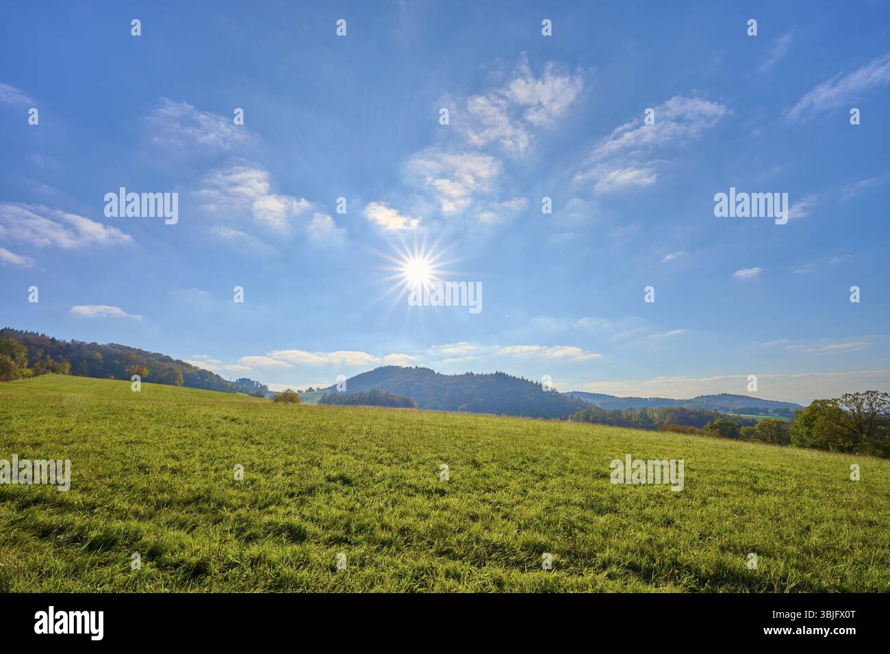 Paysage vallonné ensoleillé avec une large vue de ciel bleu et de verdure, Voeckelsbach, Moerlenbach, Bergstrasse district, Odenwald, Hesse, Allemagne, Europe Banque D'Images
