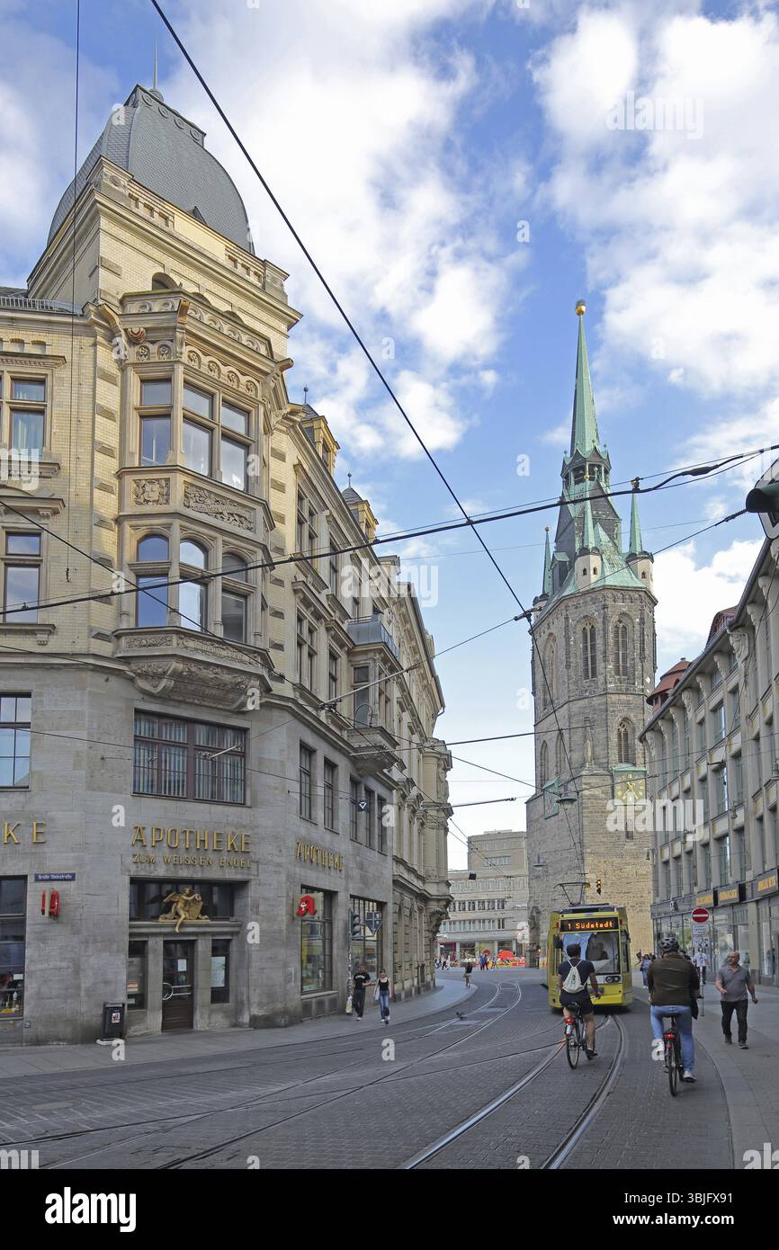 Kleinschmieden avec des voies de tramway, et Tour Rouge sur la place du marché, lignes aériennes, rails, tram, cycliste, pharmacie, Halle an der Saale, Saxe-Anhalt Banque D'Images