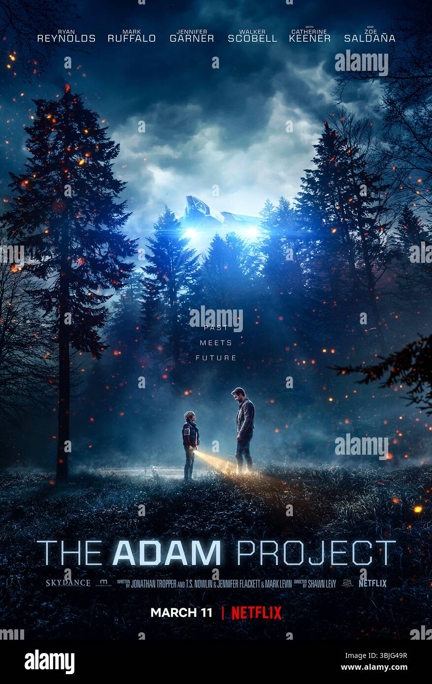 The Adam Project (2022) réalisé par Shawn Levy et mettant en vedette Ryan Reynolds, Walker Scobell et Mark Ruffalo. Après un atterrissage accidentel en 2022, le pilote de chasse Adam Reed, qui voyage dans le temps, fait équipe avec lui-même âgé de 12 ans pour une mission visant à sauver l'avenir. Affiche AMÉRICAINE À une feuille POUR USAGE ÉDITORIAL UNIQUEMENT. Crédit : BFA / Netflix Banque D'Images