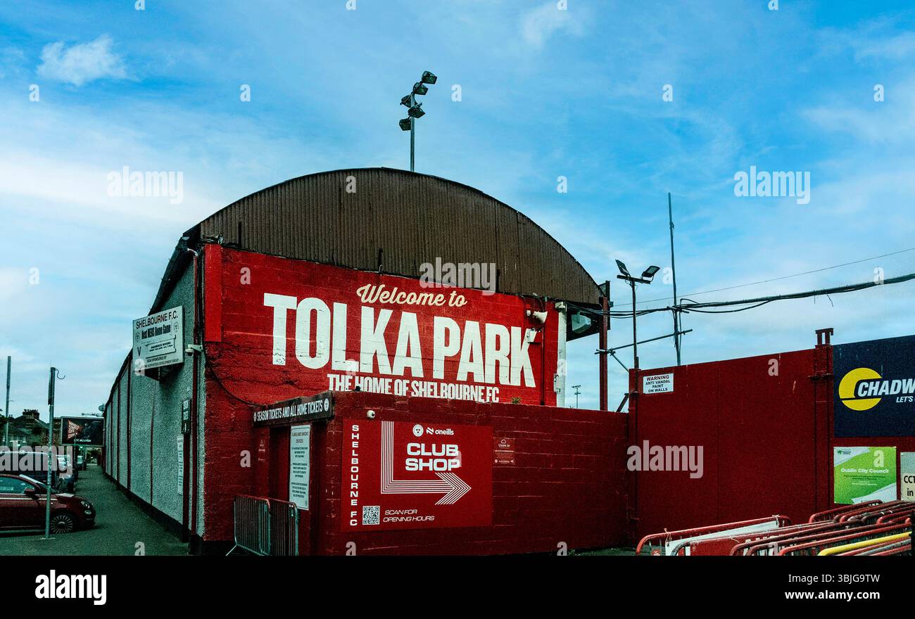Tolka Park, domicile du Shelbourne FC à Dublin, Irlande. Extérieur peint en rouge avec signalisation du club, projecteurs et entrée à la boutique du club. Banque D'Images