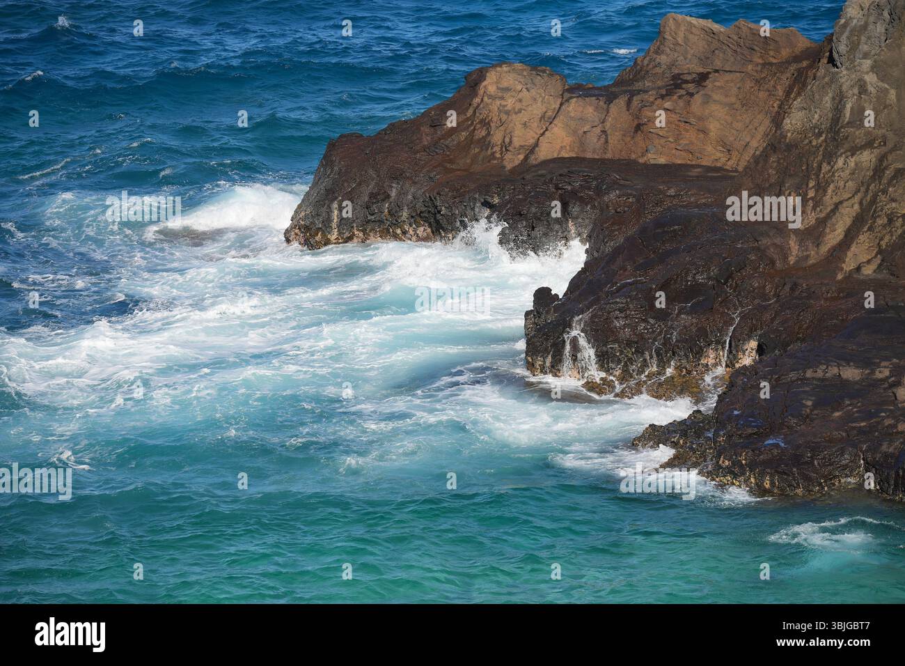 Les vagues Golden Hour s'écrasent contre la côte Halona d'Oahu alors que les surfeurs et les amateurs de plage embrassent la vie insulaire. La vue aérienne capture la magie estivale d'Hawaï Banque D'Images