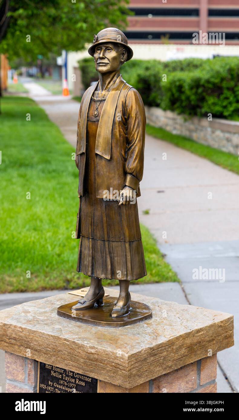 Cheyenne, Wyoming - 26 mai 2025 : statue en bronze de Nellie Tayloe Ross, la première femme gouverneur des États-Unis. Banque D'Images