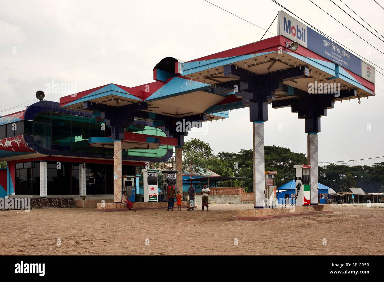 Station-service de Plana près de Sonargaon, Bangladesh, exploitée par Jamuna Oil Company Ltd Design typique en bord de route avec des couleurs audacieuses et des lignes modernistes. Banque D'Images