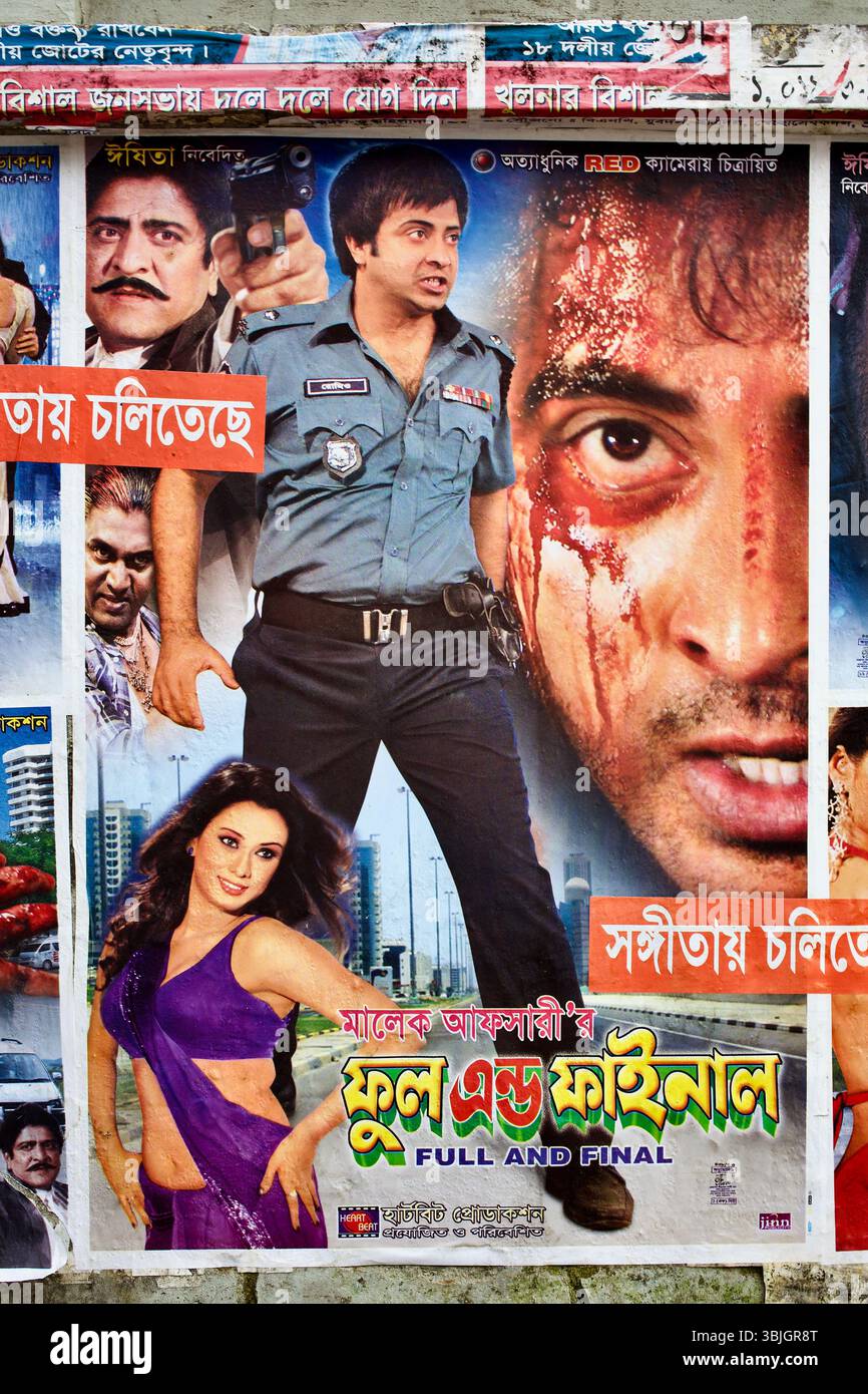 Affiche pour le film Dhallywood Full and final à Jessore, au Bangladesh, présentant l'action stylisée, la romance et le drame urbain dans un montage vivant. Banque D'Images