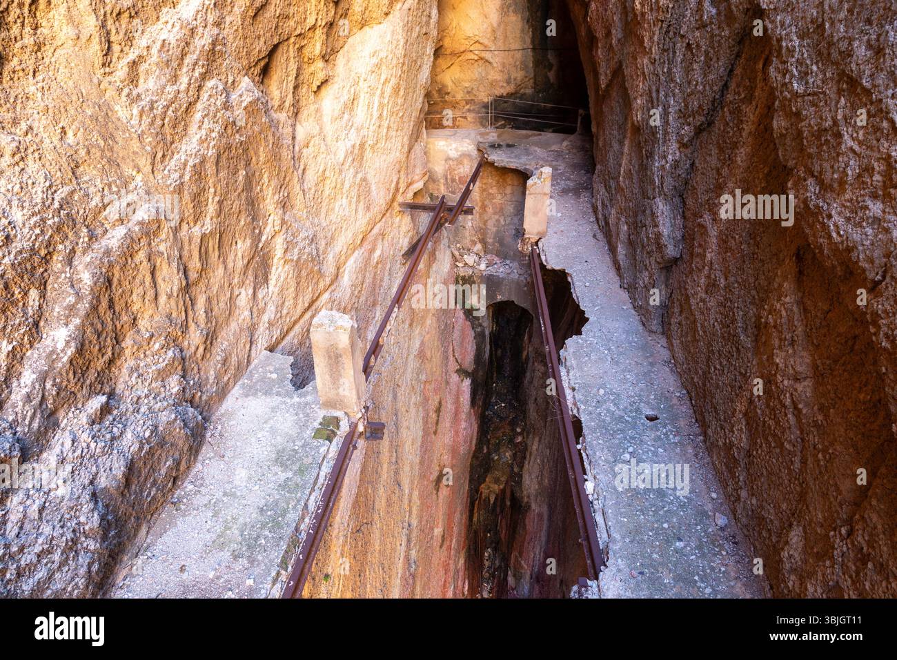Crumbling dangereux Caminito Del Rey King's Little Path original Broken Trail Detail. Spectaculaires parois de falaise de gorge escarpées El Chorro Espagne Province de Malaga Banque D'Images
