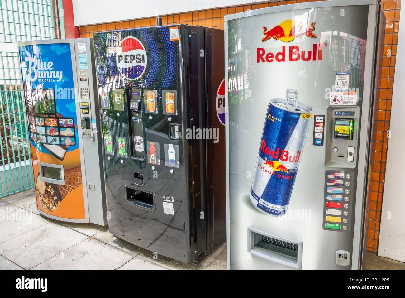 Miami Beach Floride, garage de l'hôtel de ville, extérieur, distributeurs automatiques, crème glacée Blue Bunny, boissons gazeuses Pepsi, boisson énergétique Red Bull, boisson a Banque D'Images