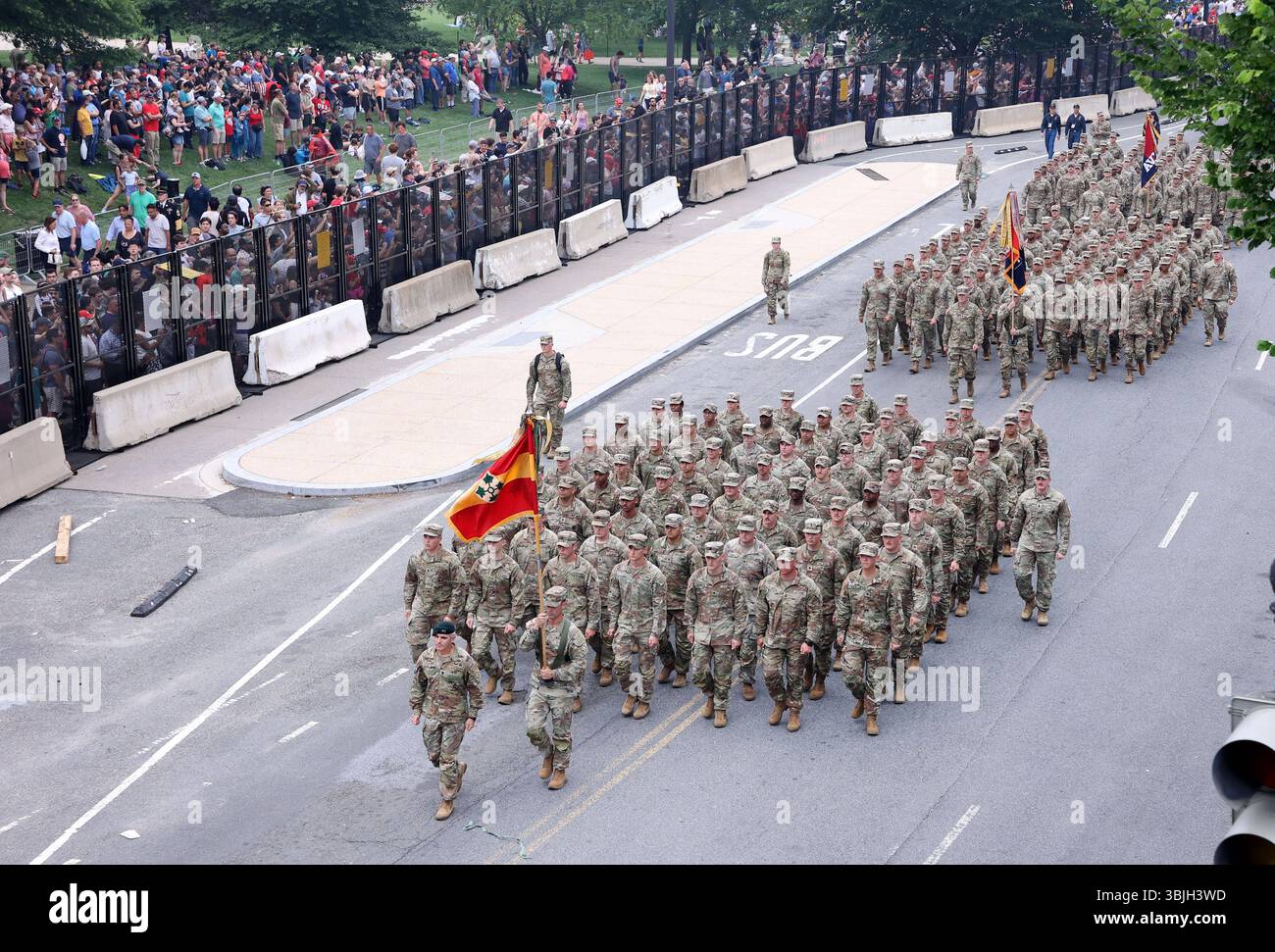 ArmyÕs défilé de célébration du 250e anniversaire à Washington, États-Unis, Washington DC, Virginie. - 14 juin 2025 des membres de l'armée américaine marchent pendant le défilé du 250e anniversaire de l'armée à Washington, DC, États-Unis, le 14 juin 2025. Le défilé, qui coïncidait avec le 79e anniversaire du président américain Donald TrumpÕs, devrait coûter jusqu’à 45 millions de dollars et mettre en vedette près de 7 000 soldats ainsi que des dizaines de chars et d’hélicoptères. WASHINGTON DC ÉTATS-UNIS Copyright : xGentxShkullakux Banque D'Images