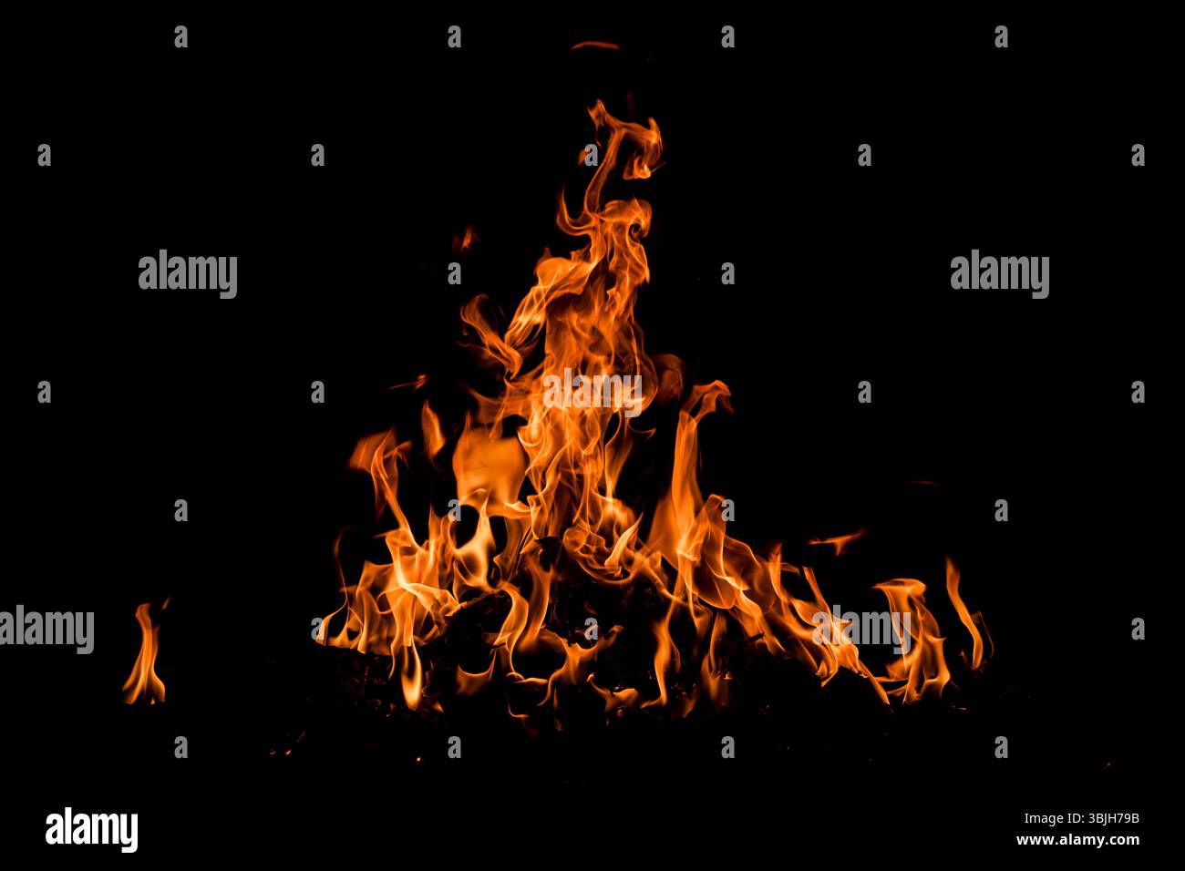 Feu sur fond noir. Fond d'étincelles de feu. Fond sombre abstrait. Texture du feu sur fond noir. Banque D'Images