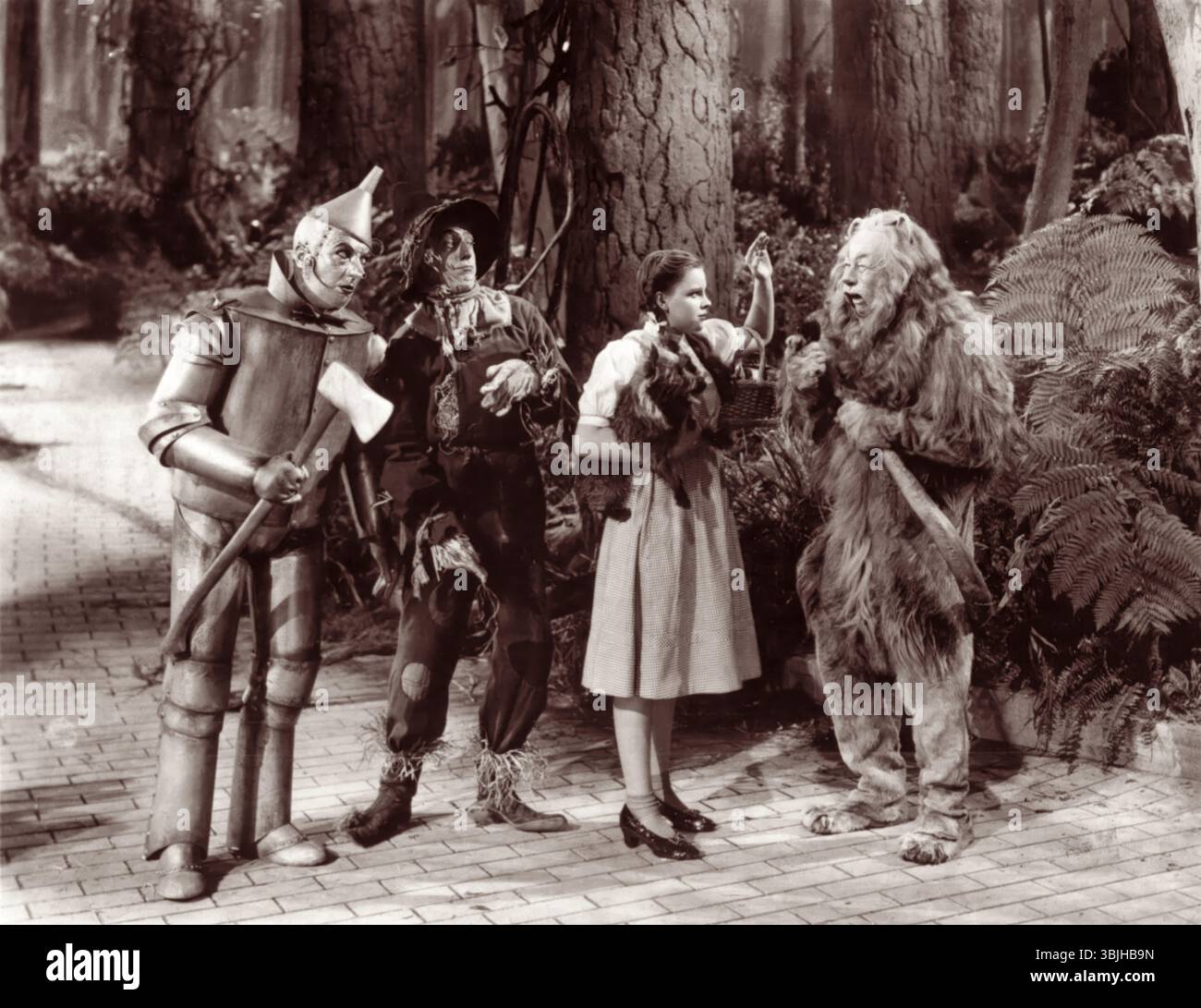 Wizard of Oz est le vedette du film MGM de 1939 mettant en vedette Jack Haley (Tinman), Ray Bolger (Scarecrow), Judy Garland (Dorothy) et Bert Lahr (Lion lâche). Banque D'Images