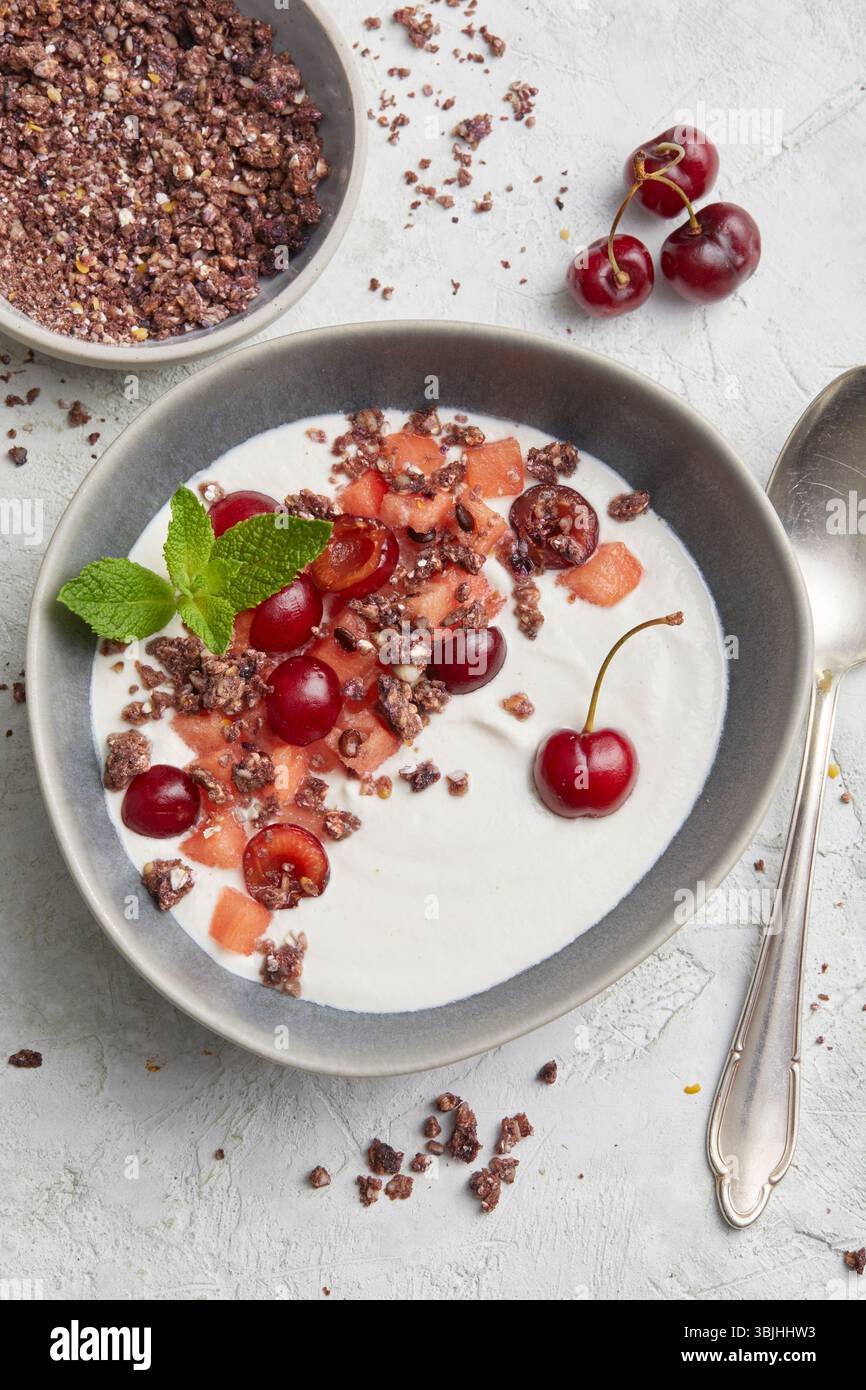 Bol de petit déjeuner de quark végétalien avec des cerises fraîches Banque D'Images