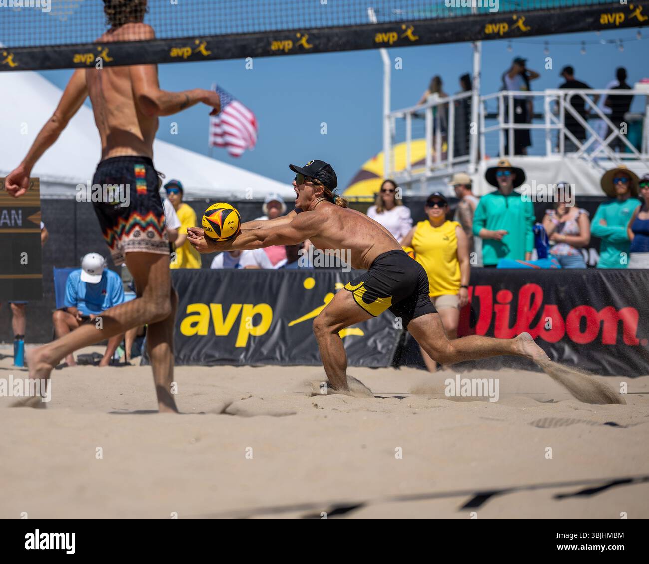 Hagen Smith poursuit un ballon lors de l'AVP Huntington Beach Open le 10 mai 2025. (John Geldermann/Alamy) Banque D'Images