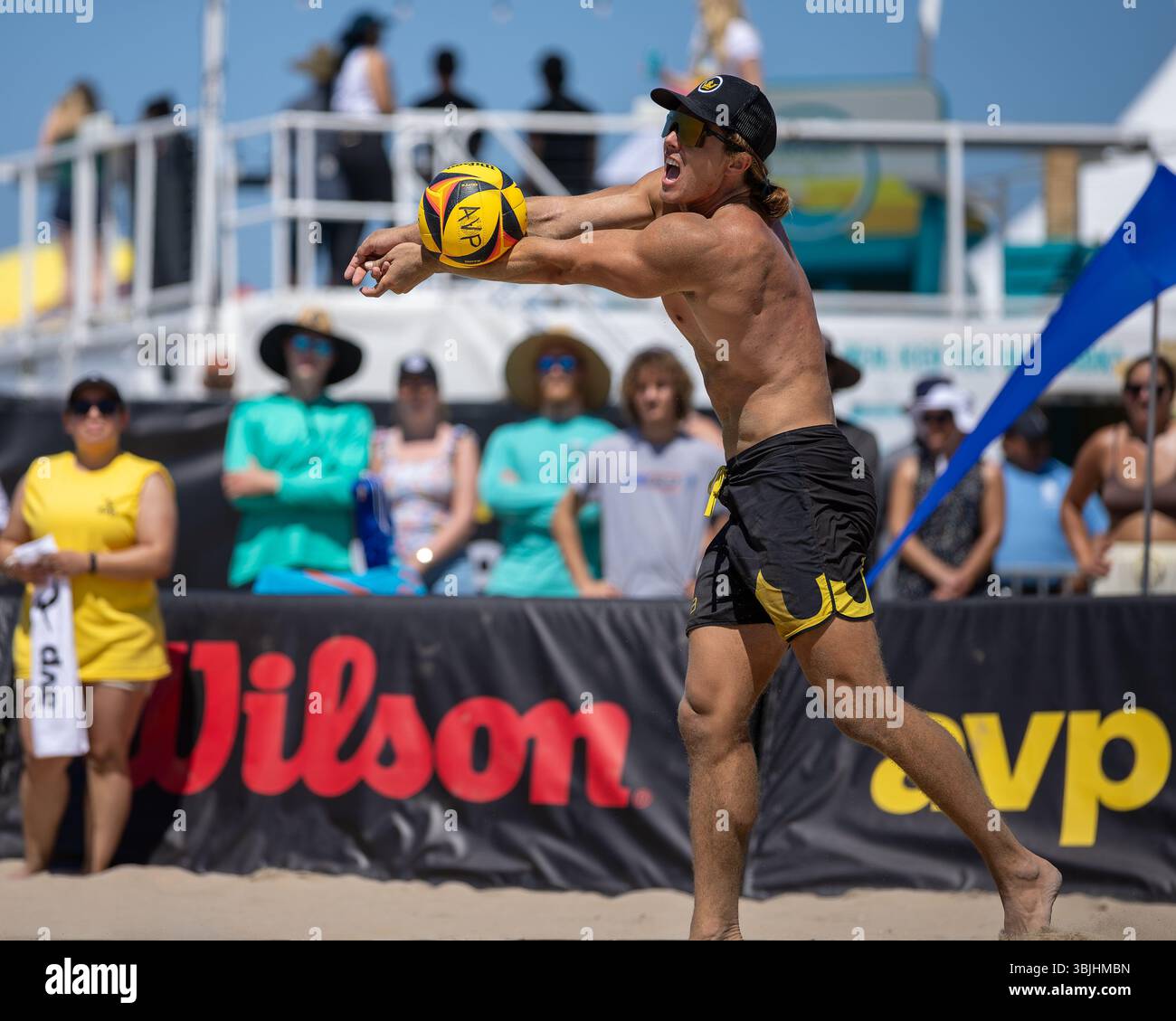Hagen Smith creuse le ballon lors de l'AVP Huntington Beach Open le 10 mai 2025. Smith est le fils de Sinjin Smith. (John Geldermann/Alamy) Banque D'Images