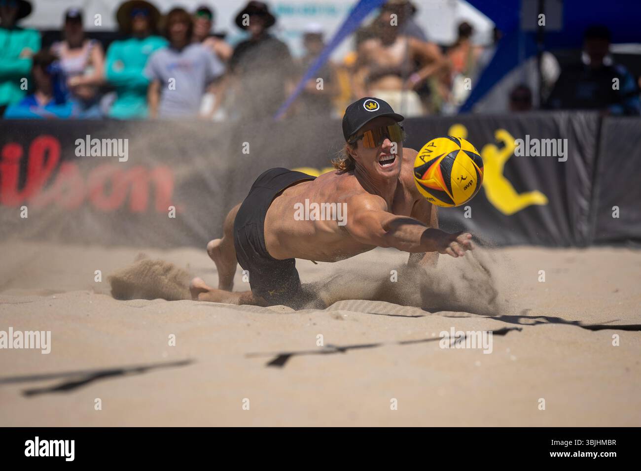 Hagen Smith creuse le ballon lors de l'AVP Huntington Beach Open le 10 mai 2025. Smith est le fils de Sinjin Smith. (John Geldermann/Alamy) Banque D'Images