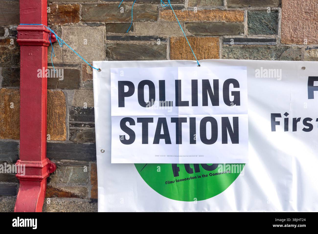 Panneau du bureau de vote devant l'hôtel de ville de Launceston, Westgate Street, Launceston, Cornwall, Angleterre, Royaume-Uni Banque D'Images