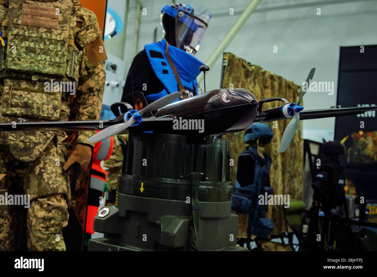 Personnel militaire examinant un drone sous-marin avec hélice dans une installation navale. Démonstration de technologie de défense avec des soldats en uniforme de camouflage Banque D'Images