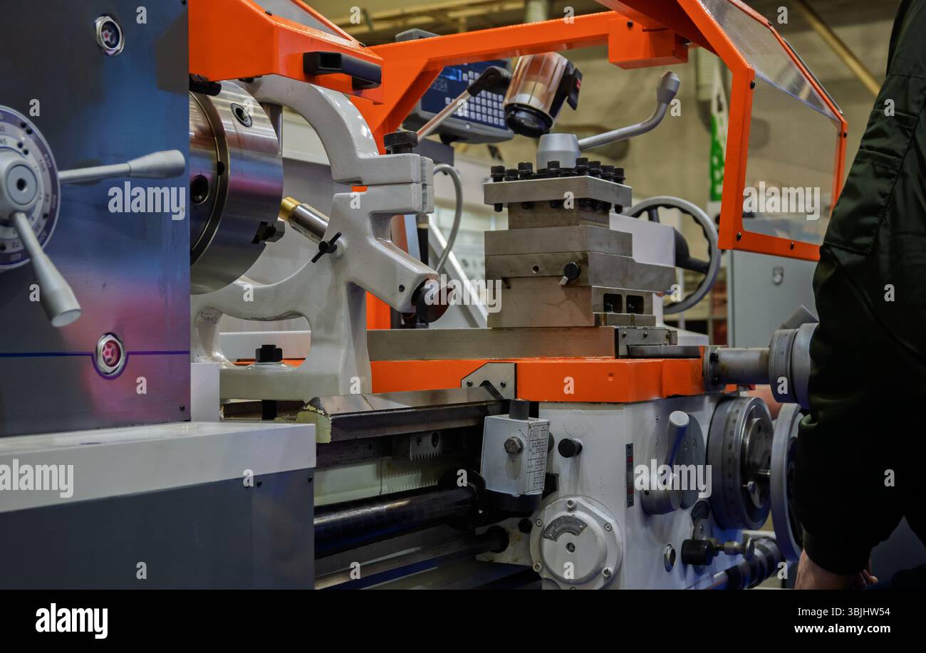 Gros plan sur la machine de tournage des métaux montrant des pièces pour le tournage de la production de métaux et de machines industrielles. Banque D'Images