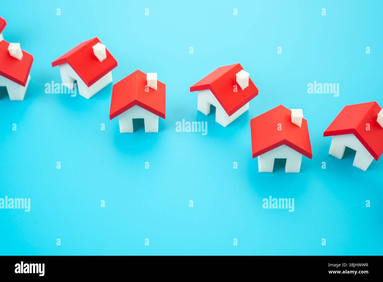 Figures de maison dans une ligne. Services d'agents immobiliers dans l'achat et la vente. Disponibilité de logements Banque D'Images