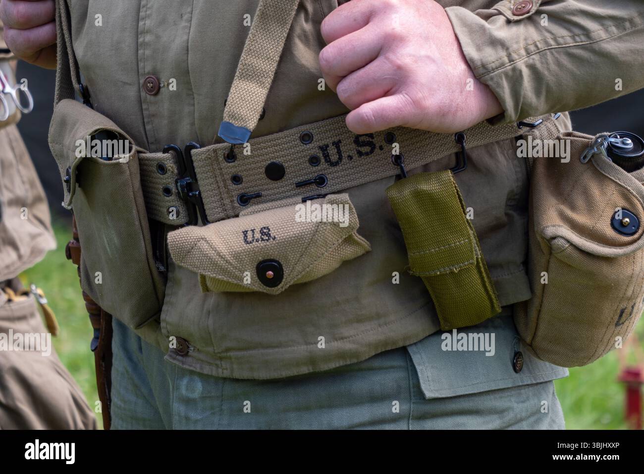 L'homme porte un uniforme de l'armée américaine. Il porte une ceinture avec une pochette dessus Banque D'Images