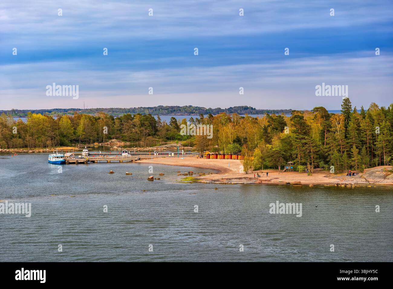 Pittoresque île de Pihlajasaari dans la ville d'Helsinki, Finlande. Zone de loisirs avec plage de sable et bois sur le golfe de Finlande dans la mer Baltique. Banque D'Images